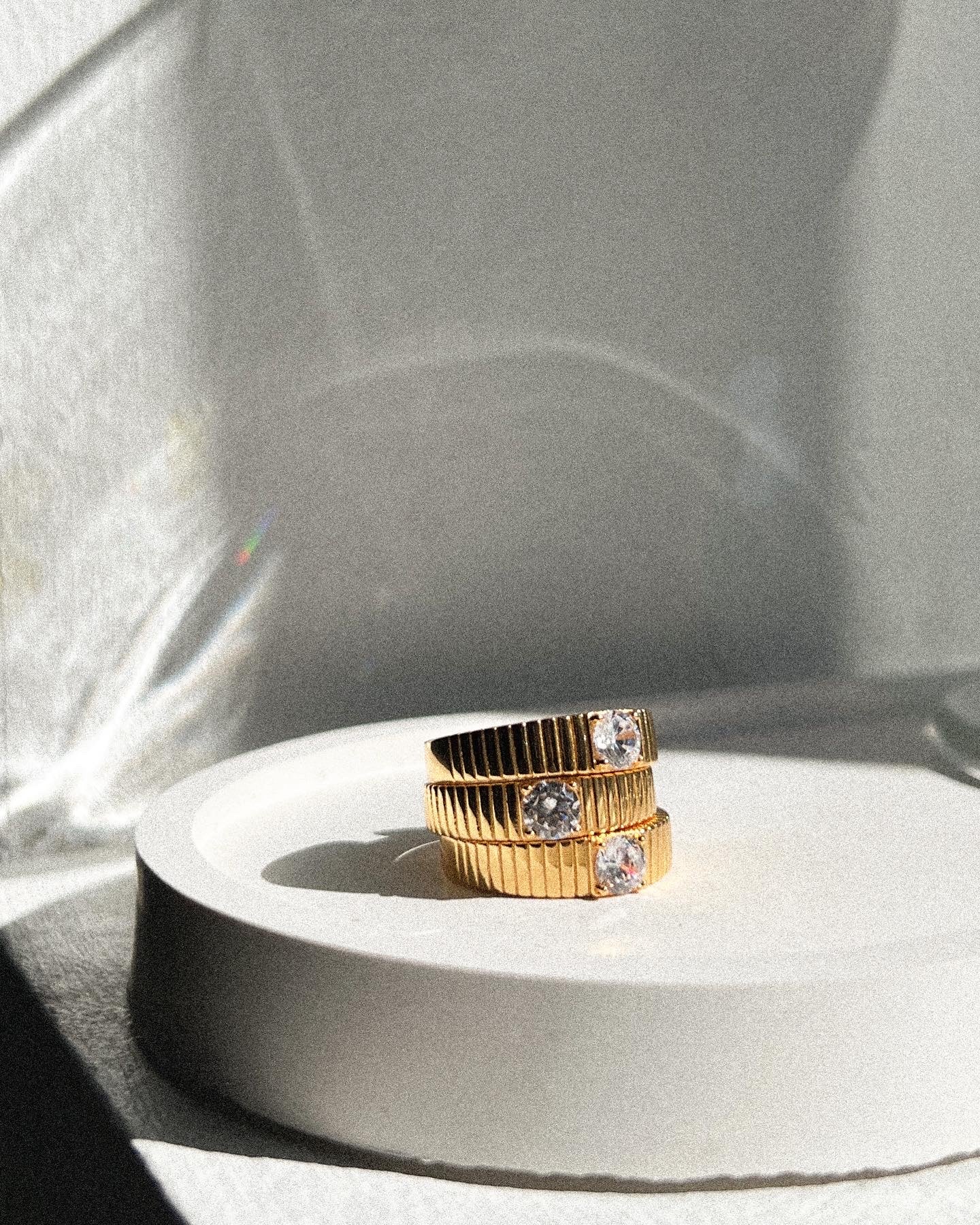 RIBBED CUBIC GOLD RING